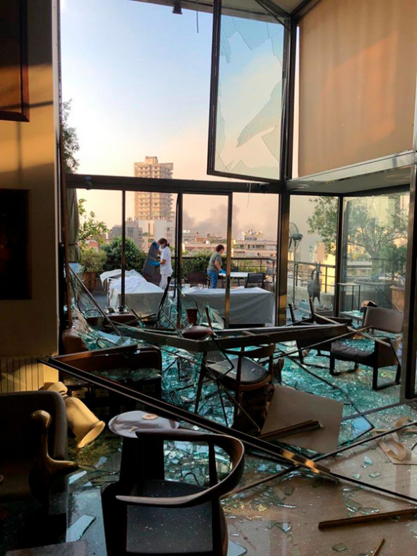 В Бейруте произошло два мощных взрыва: ударная волна разрушила полгорода